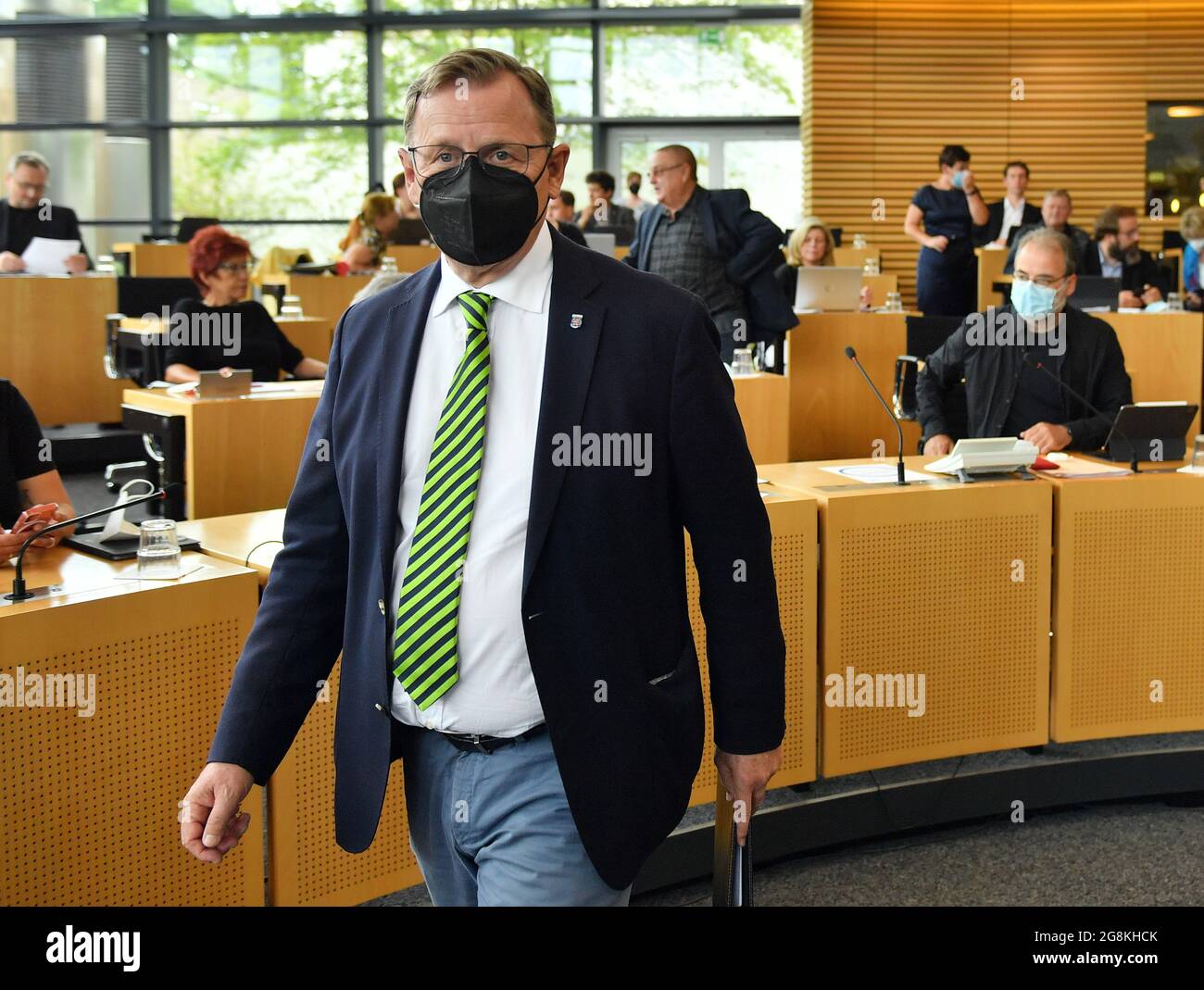 21. Juli 2021, Thüringen, Erfurt: Bodo Ramelow (die Linke), Ministerpräsident von Thüringen, geht durch den Plenarsaal des Thüringer landtags. Die Abgeordneten beschäftigen sich in einer aktuellen Stunde mit der gescheiterten Selbstauflösung des landtags. Das Thema mit dem Titel "Ursachen, Entscheidungen und Schlussfolgerungen am 19. Juli 2021" wird auf Antrag der linken Fraktion aufgerufen. Nach Plänen der Linken, der SPD und der Grünen hätte sich der landtag am 19. Juli auflösen sollen. Die Sondersitzung und die Abstimmung darüber wurden jedoch abgesagt, weil sie klar geworden war Stockfoto 21. Juli 2021, Thüringen, Erfurt: Bodo Ramelow (die Linke), Ministerpräsident von Thüringen, geht durch den Plenarsaal des Thüringer landtags. Die Abgeordneten beschäftigen sich in einer aktuellen Stunde mit der gescheiterten Selbstauflösung des landtags. Das Thema mit dem Titel "Ursachen, Entscheidungen und Schlussfolgerungen am 19. Juli 2021" wird auf Antrag der linken Fraktion aufgerufen. Nach Plänen der Linken, der SPD und der Grünen hätte sich der landtag am 19. Juli auflösen sollen. Die Sondersitzung und die Abstimmung darüber wurden jedoch abgesagt, weil sie klar geworden war Stockfoto