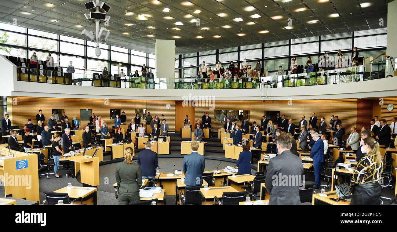 21. Juli 2021, Thüringen, Erfurt: Die Sitzung des Thüringer landtags beginnt mit einer Schweigeminute für die Opfer der Flutkatastrophe. Die Abgeordneten werden sich an diesem Tag in einer aktuellen Stunde mit der gescheiterten Selbstauflösung des landtags befassen. Das Thema mit dem Titel "Ursachen, Entscheidungen und Schlussfolgerungen am 19. Juli 2021" wird auf Antrag der linken Fraktion aufgerufen. Nach Plänen der Linken, der SPD und der Grünen hätte sich der landtag am 19. Juli auflösen sollen. Die Sondersitzung und die Abstimmung darüber wurden jedoch abgesagt, weil es beco gab Stockfoto 21. Juli 2021, Thüringen, Erfurt: Die Sitzung des Thüringer landtags beginnt mit einer Schweigeminute für die Opfer der Flutkatastrophe. Die Abgeordneten werden sich an diesem Tag in einer aktuellen Stunde mit der gescheiterten Selbstauflösung des landtags befassen. Das Thema mit dem Titel "Ursachen, Entscheidungen und Schlussfolgerungen am 19. Juli 2021" wird auf Antrag der linken Fraktion aufgerufen. Nach Plänen der Linken, der SPD und der Grünen hätte sich der landtag am 19. Juli auflösen sollen. Die Sondersitzung und die Abstimmung darüber wurden jedoch abgesagt, weil es beco gab Stockfoto
