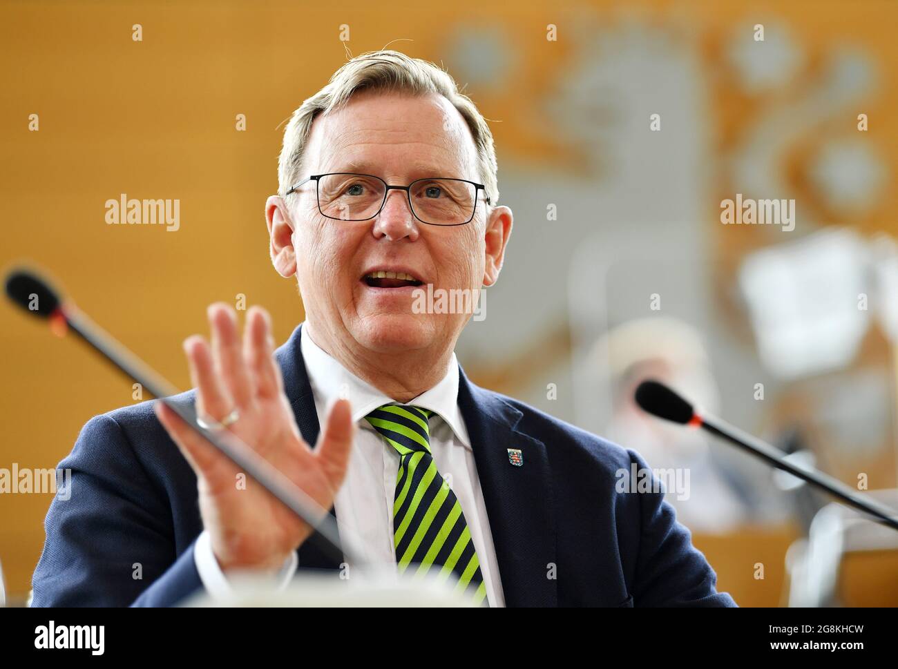 21. Juli 2021, Thüringen, Erfurt: Der Thüringer Ministerpräsident Bodo Ramelow (die Linke) sitzt im Plenarsaal des Thüringer landtags. Die Abgeordneten beschäftigen sich in einer Frage- und Antwortsitzung mit der gescheiterten Selbstauflösung des landtags. Das Thema mit dem Titel "Ursachen, Entscheidungen und Schlussfolgerungen am 19. Juli 2021" wird auf Antrag der linken Fraktion aufgerufen. Nach Plänen der Linken, der SPD und der Grünen hätte sich der landtag am 19. Juli auflösen sollen. Die Sondersitzung und die Abstimmung darüber wurden jedoch abgesagt, weil sie zu cle geworden war Stockfoto 21. Juli 2021, Thüringen, Erfurt: Der Thüringer Ministerpräsident Bodo Ramelow (die Linke) sitzt im Plenarsaal des Thüringer landtags. Die Abgeordneten beschäftigen sich in einer Frage- und Antwortsitzung mit der gescheiterten Selbstauflösung des landtags. Das Thema mit dem Titel "Ursachen, Entscheidungen und Schlussfolgerungen am 19. Juli 2021" wird auf Antrag der linken Fraktion aufgerufen. Nach Plänen der Linken, der SPD und der Grünen hätte sich der landtag am 19. Juli auflösen sollen. Die Sondersitzung und die Abstimmung darüber wurden jedoch abgesagt, weil sie zu cle geworden war Stockfoto