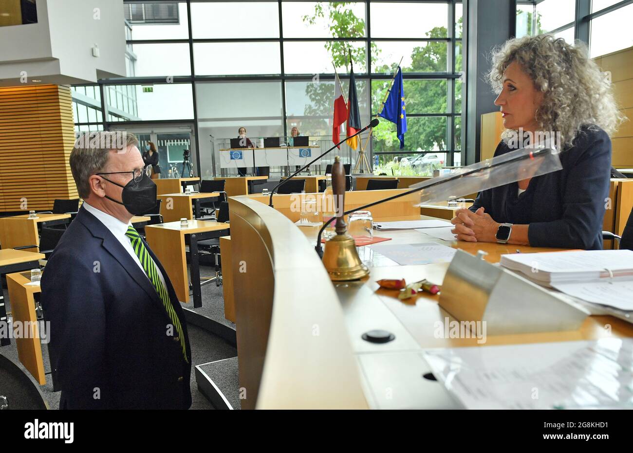 21. Juli 2021, Thüringen, Erfurt: Im Plenarsaal des Thüringer Landtags sprechen Bodo Ramelow (die Linke), Ministerpräsident von Thüringen, und Birgits Keller (die Linke), Präsidentin des Landtags, miteinander. Die Abgeordneten diskutieren in einer aktuellen Stunde über die gescheiterte Selbstauflösung des landtags. Das Thema mit dem Titel "Ursachen, Entscheidungen und Schlussfolgerungen am 19. Juli 2021" wird auf Antrag der linken Fraktion aufgerufen. Nach Plänen der Linken, der SPD und der Grünen hätte sich der landtag am 19. Juli auflösen sollen. Aber der Spe Stockfoto 21. Juli 2021, Thüringen, Erfurt: Im Plenarsaal des Thüringer Landtags sprechen Bodo Ramelow (die Linke), Ministerpräsident von Thüringen, und Birgits Keller (die Linke), Präsidentin des Landtags, miteinander. Die Abgeordneten diskutieren in einer aktuellen Stunde über die gescheiterte Selbstauflösung des landtags. Das Thema mit dem Titel "Ursachen, Entscheidungen und Schlussfolgerungen am 19. Juli 2021" wird auf Antrag der linken Fraktion aufgerufen. Nach Plänen der Linken, der SPD und der Grünen hätte sich der landtag am 19. Juli auflösen sollen. Aber der Spe Stockfoto