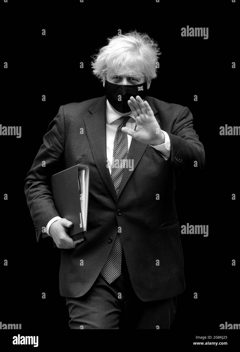 Der britische Premierminister Boris Johnson verlässt die Downing Street 10 für das Parlamentsgebäude. Juli 2021. Schwarz und Weiß Stockfoto