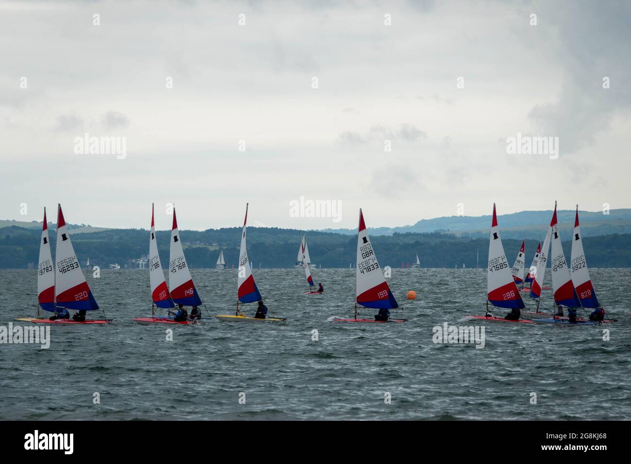 Segelboote standen im Meer bereit, um an einem stürmischen Sommertag ein Rennen zu starten Stockfoto