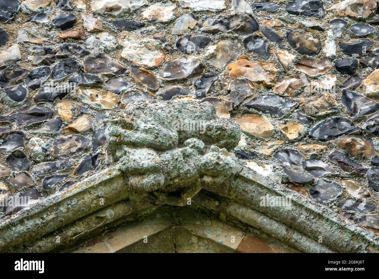 St Mary's Church Dennington Suffolk UK, neugierige Figuren aus dem 14. Jahrhundert über dem Scheitelpunkt des Ostfensters Stockfoto