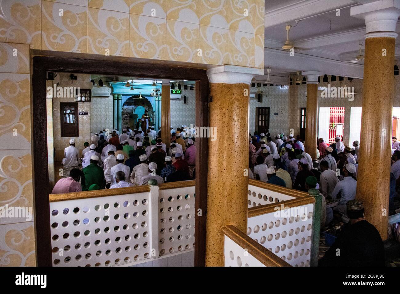 Man sieht, wie die Menschen das Eid-Gebet ohne soziale Distanzierung durchführen, obwohl es eine der schlimmsten covid19-Zeiten im Land ist. (Foto von MD Niamul Hossain Rifat/Pacific Press) Stockfoto