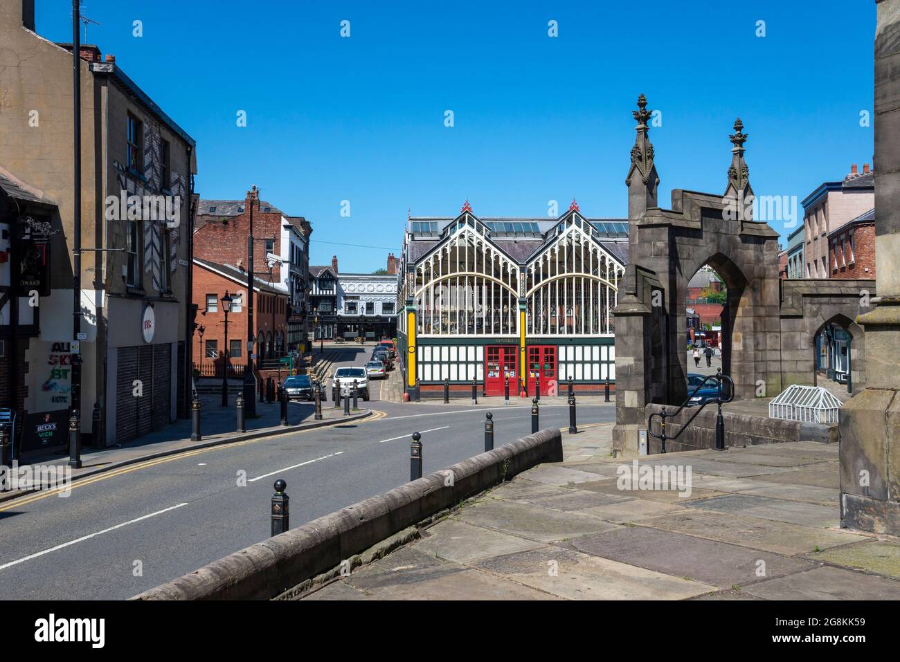 Stockports alte viktorianische Markthalle von der Seite der St. Mary's Church mit dem gotischen Torbogen auf der rechten Seite, Greater Manchester, England. Stockfoto