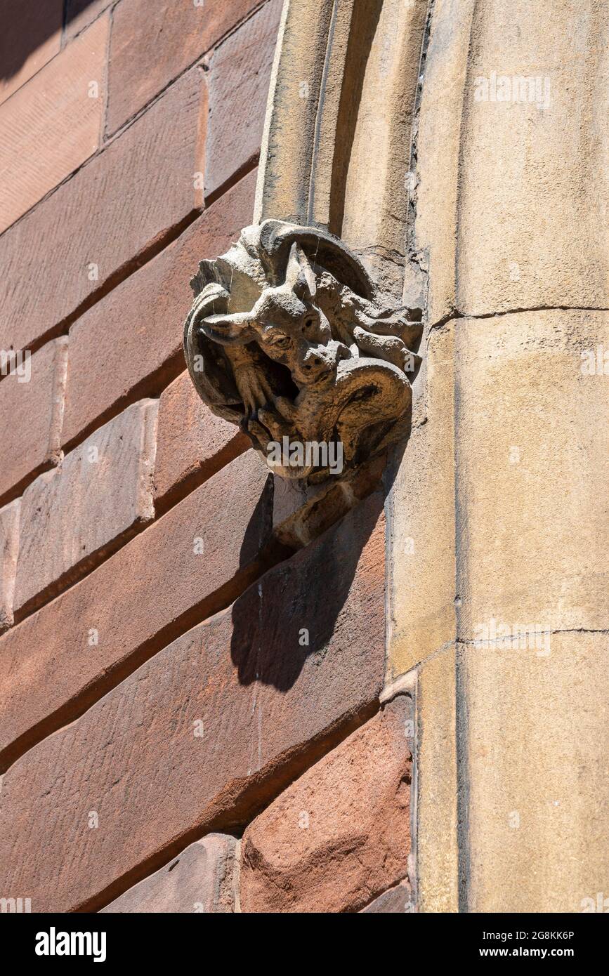 Seltsamer Tiergardon auf dem alten Sandsteinkeller der St. Mary's Church, Stockport, Greater Manchester, England. Stockfoto