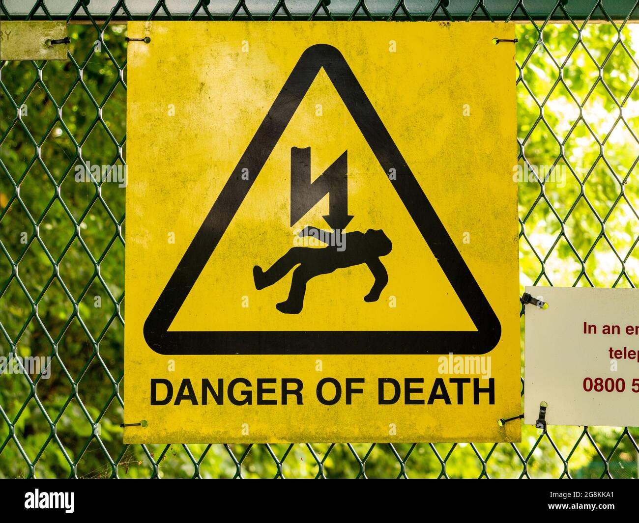 Schild „Danger of Death“ auf einem Drahtzaun Stockfoto