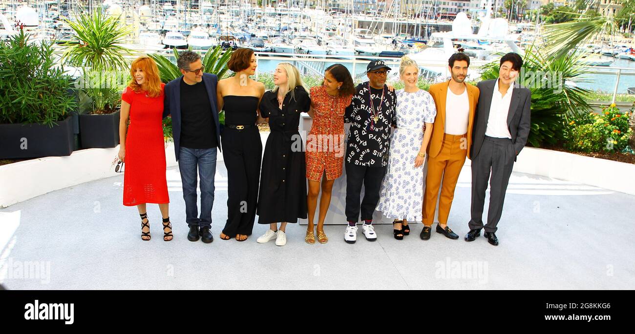 Cannes, Frankreich. Juli 2021. Cannes, Frankreich - 06. Juli 2021: Filmfestspiele von Cannes mit Jurypräsidentin Spike Lee, Jessica Hausner, Kleber Mendonca Filho, Song Kang-Ho, Mati Diop, Tahar Rahim, Maggie Gyllenhaal und Mylen Farmer. Fotocall, Palais des Festivals, Film, Credit: dpa/Alamy Live News Stockfoto