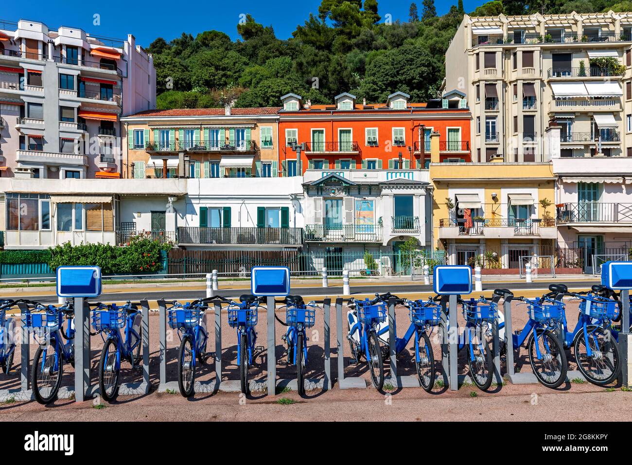 Fahrräder hintereinander an der Andockstation auf der Promenade des Anglais in Nizza, Frankreich. Stockfoto