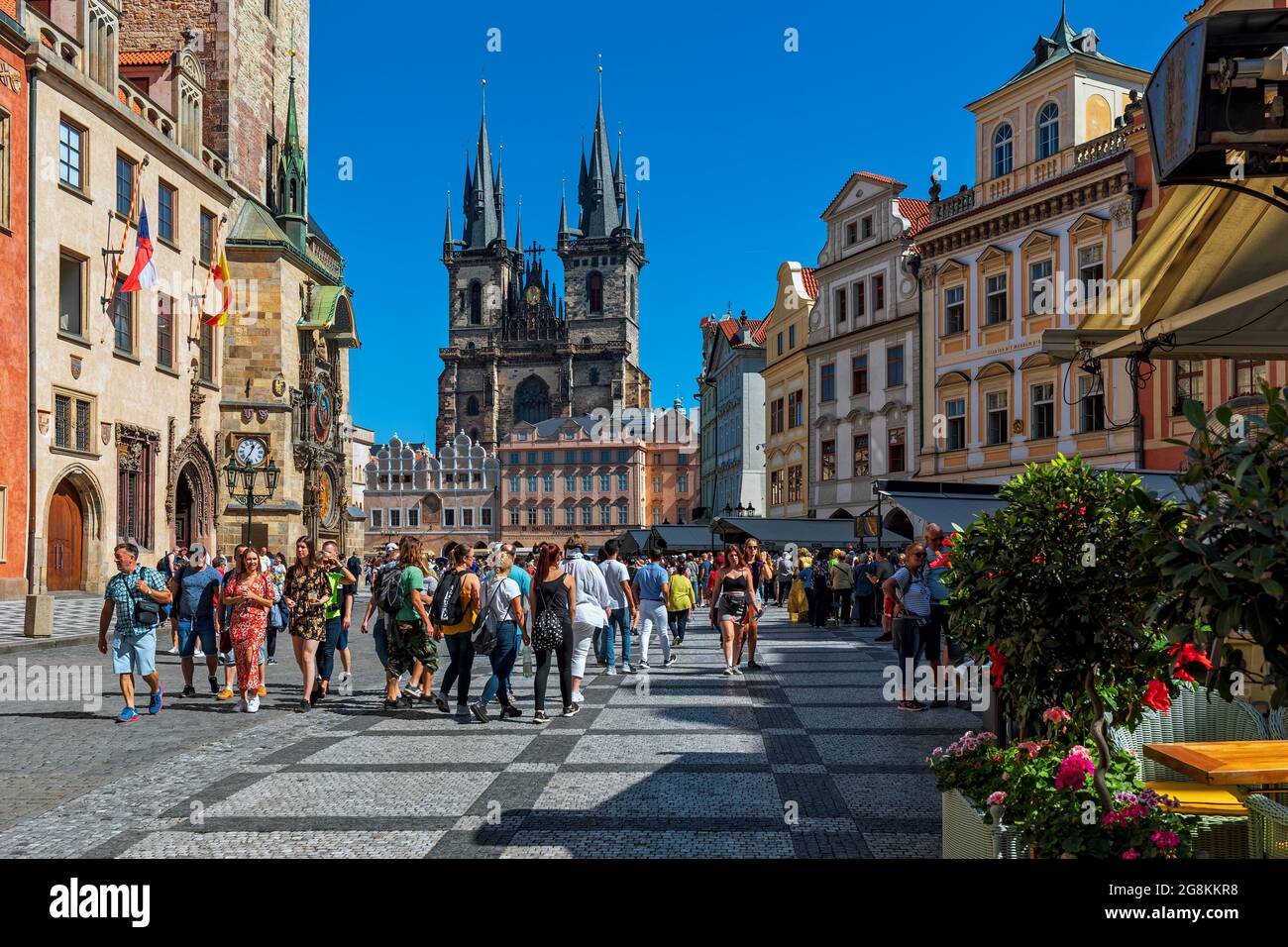 Menschen auf dem Altstädter Ring (auch Staromestske Namesti genannt) als Tyn-Kirche auf dem Hintergrund im historischen Teil von Prag, Tschechische Republik. Stockfoto
