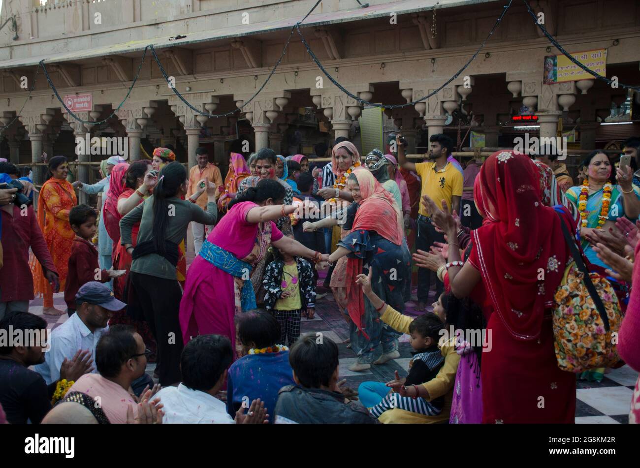 Eine Gruppe von Menschen tanzen, um das Festival of Color in Indien zu feiern. Stockfoto