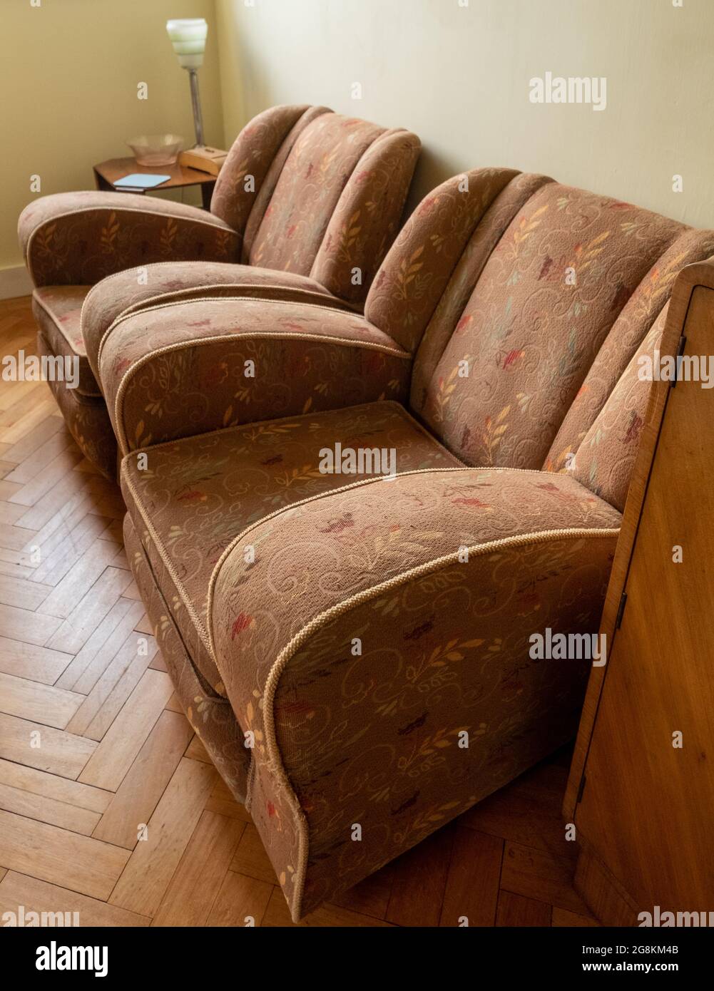 Original Vintage Polstersessel im Stil der 1930er Jahre. Stockfoto