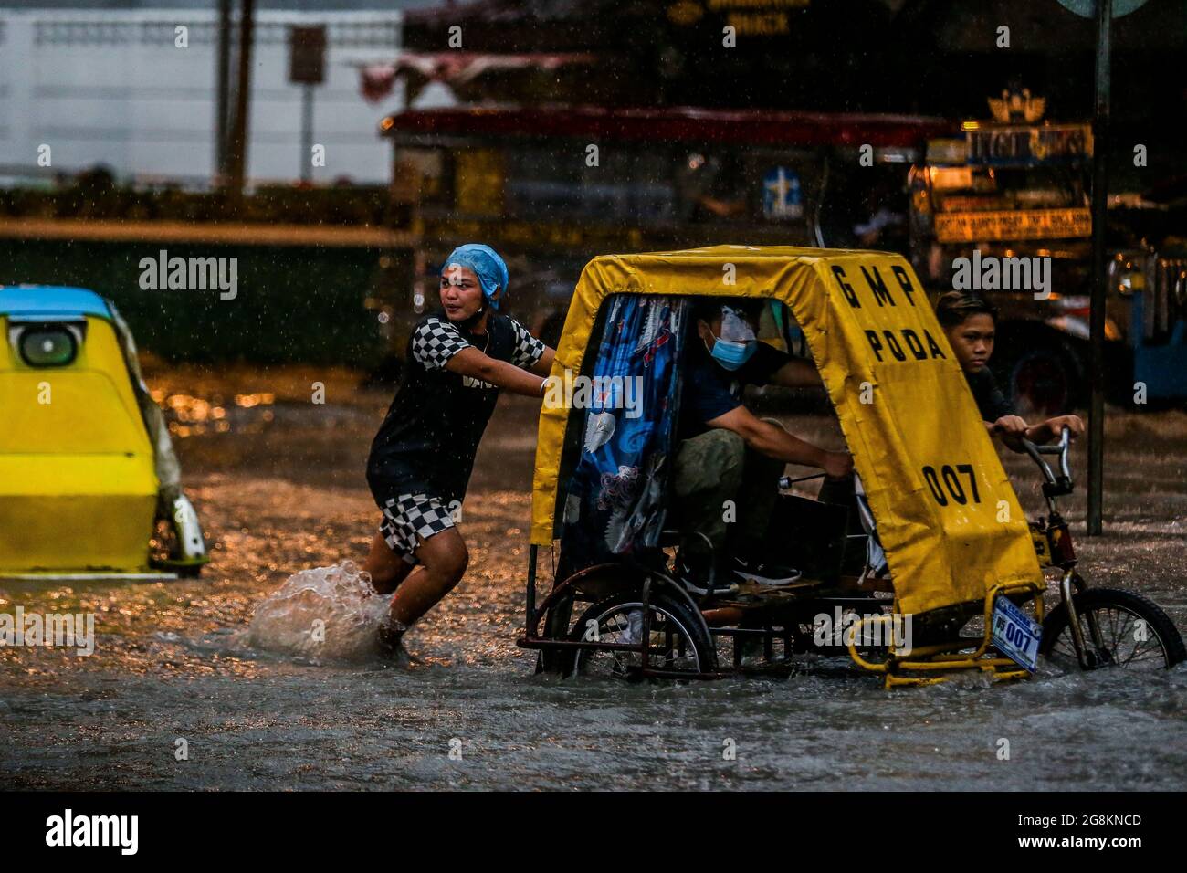 Manila, Philippinen. Juli 2021. Menschen waten durch die Flut, die durch schwere Monsunregen in Manila, Philippinen, 21. Juli 2021, heraufbeschossen wurde. Quelle: Rouelle Umali/Xinhua/Alamy Live News Stockfoto