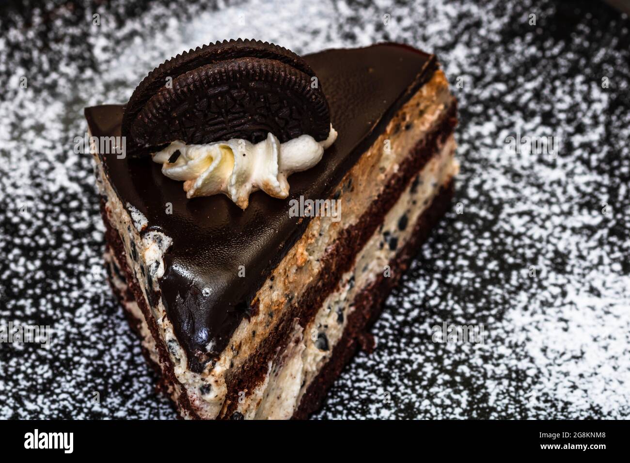 Nahaufnahme eines appetitlichen süßen Schokoladenkuchens Stockfoto