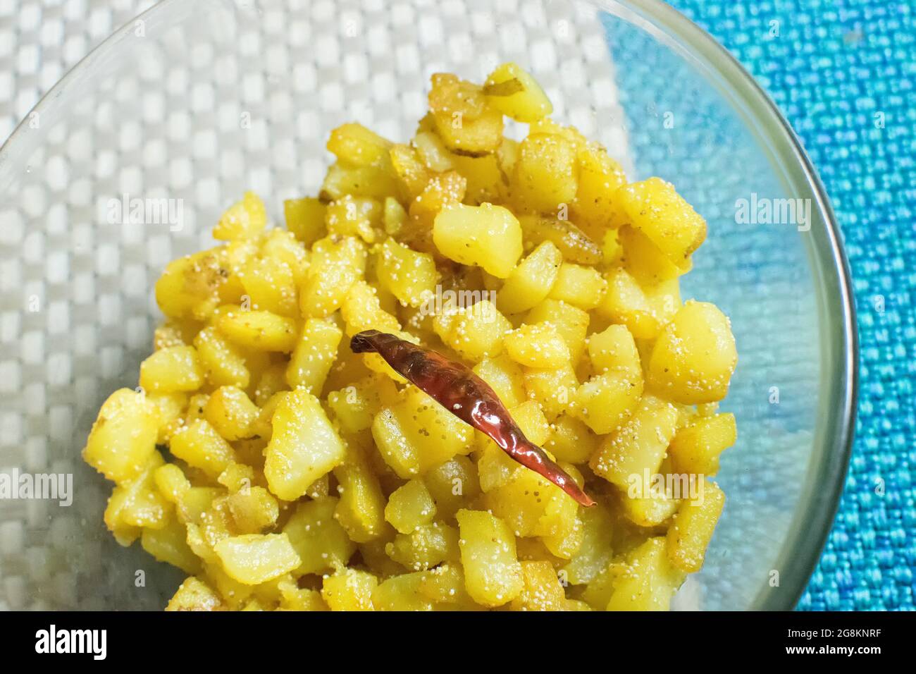 In Scheiben geschnittene und gebratene Kartoffelschüssel - ein Favorit unter den Indern. Kartoffeln werden in feine Scheiben geschnitten, mit Öl und Chili gebraten, dann in einem Gericht heiß serviert. Stockfoto
