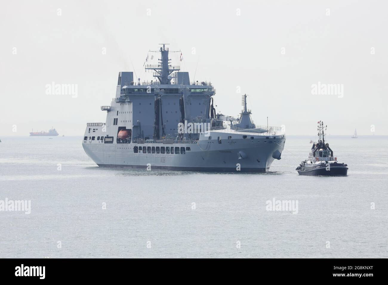 Der Royal Fleet Auxiliary Replenishment-Tanker TIDESURGE (A138) fährt zum Marinestützpunkt Stockfoto