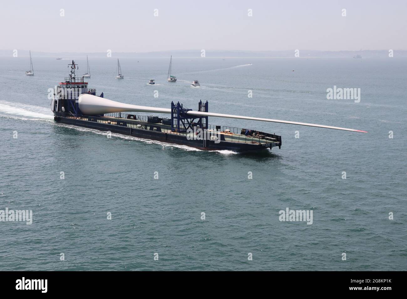 Das Deck-Frachtschiff MTB BLADE RUNNER TWO liefert ein in der Vestas Isle of Wight-Fabrik von MHI hergestelltes Rotorblatt für Windkraftanlagen auf das Festland Stockfoto