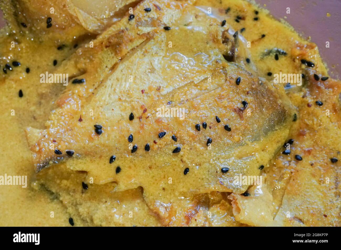 Butterfische fisch Stücke auf Platte, scharfe indische Gericht. Beliebt bei den Bengalen und Südasien für seinen Geschmack. Stockfoto