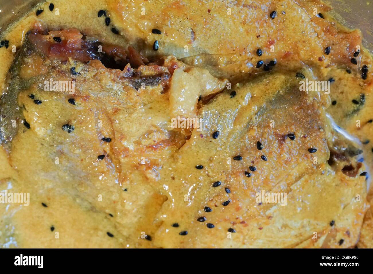 Butterfische fisch Stücke auf Platte, scharfe indische Gericht. Beliebt bei den Bengalen und Südasien für seinen Geschmack. Stockfoto
