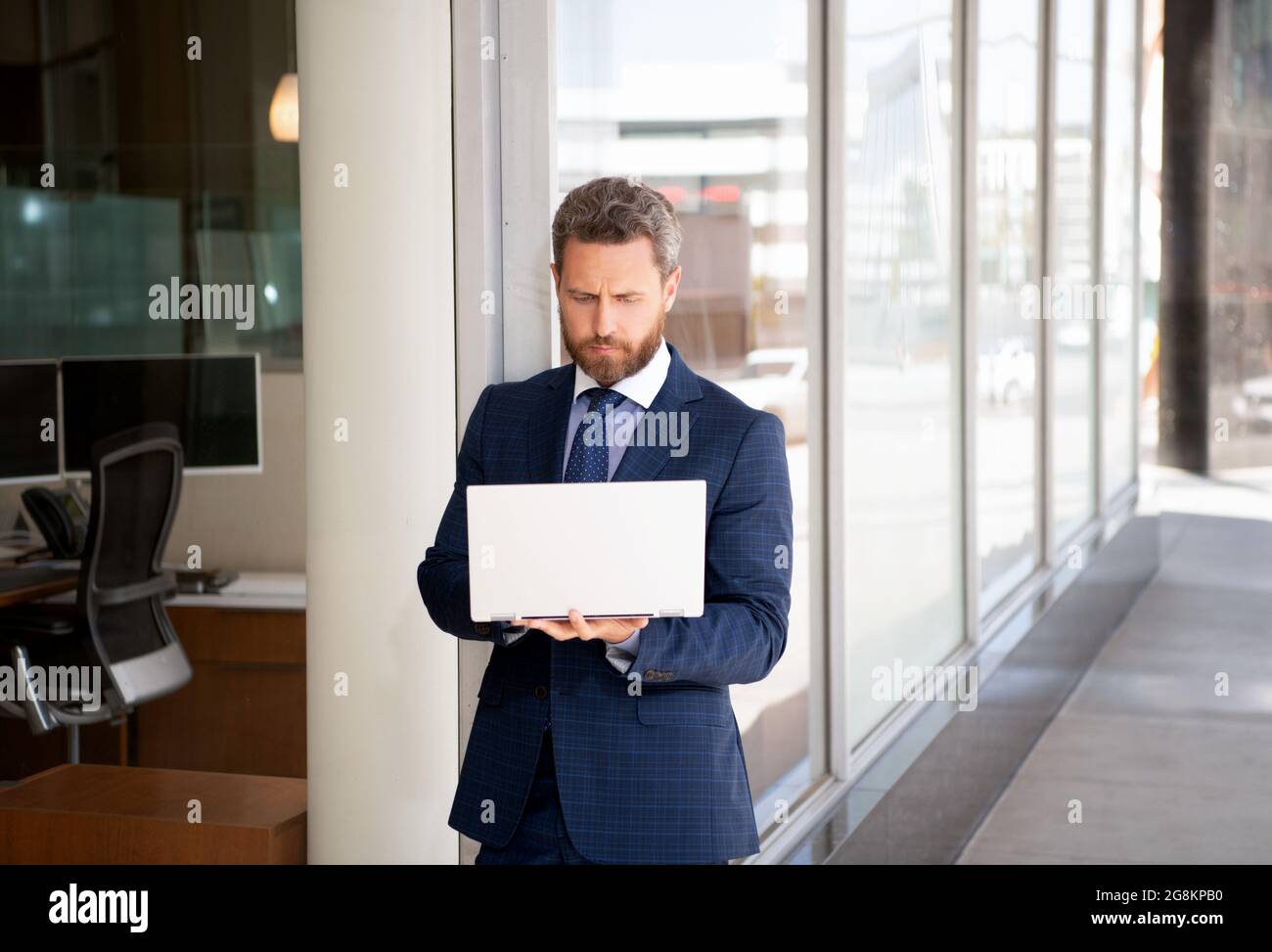 Bärtiger Unternehmer oder Manager. Agiles Geschäft. Professioneller Netzwerkadministrator Stockfoto