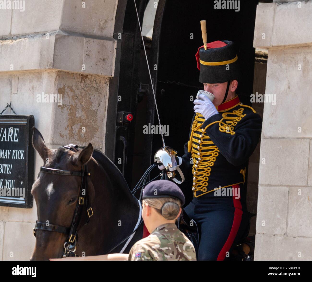 London, Großbritannien. Juli 2021. Die Wettergardisten der Royal Horse Artillery in Großbritannien erfrischen sich in der Hitze, während sie den Eingang zur Horse Guards Parade in London bewachen. Quelle: Ian Davidson/Alamy Live News Stockfoto