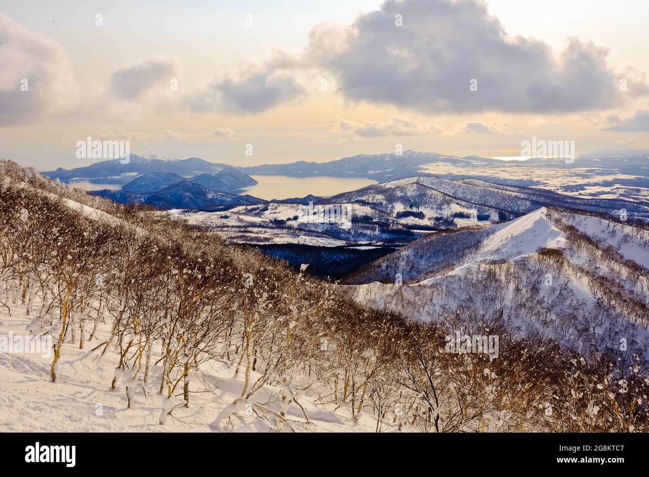 See Toya umgeben von Schneebergen Stockfoto