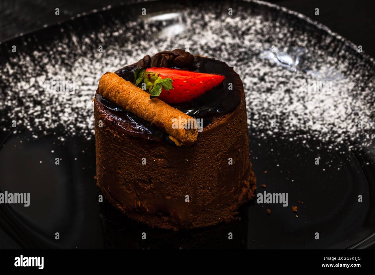 Appetitliche Schokoladenkuchen mit Erdbeere und Schokoladenstab Stockfoto