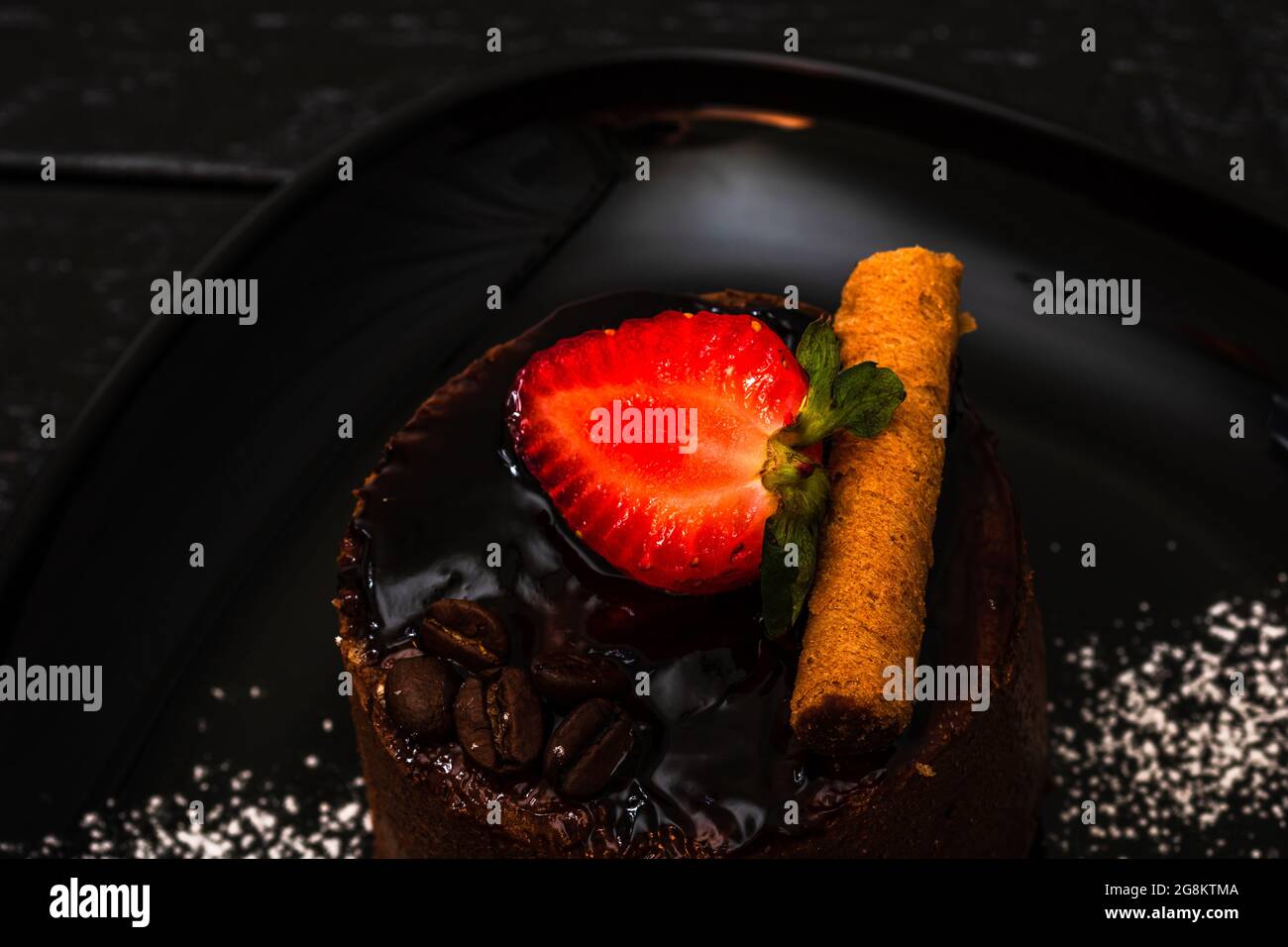 Appetitliche Schokoladenkuchen mit Erdbeere und Schokoladenstab Stockfoto