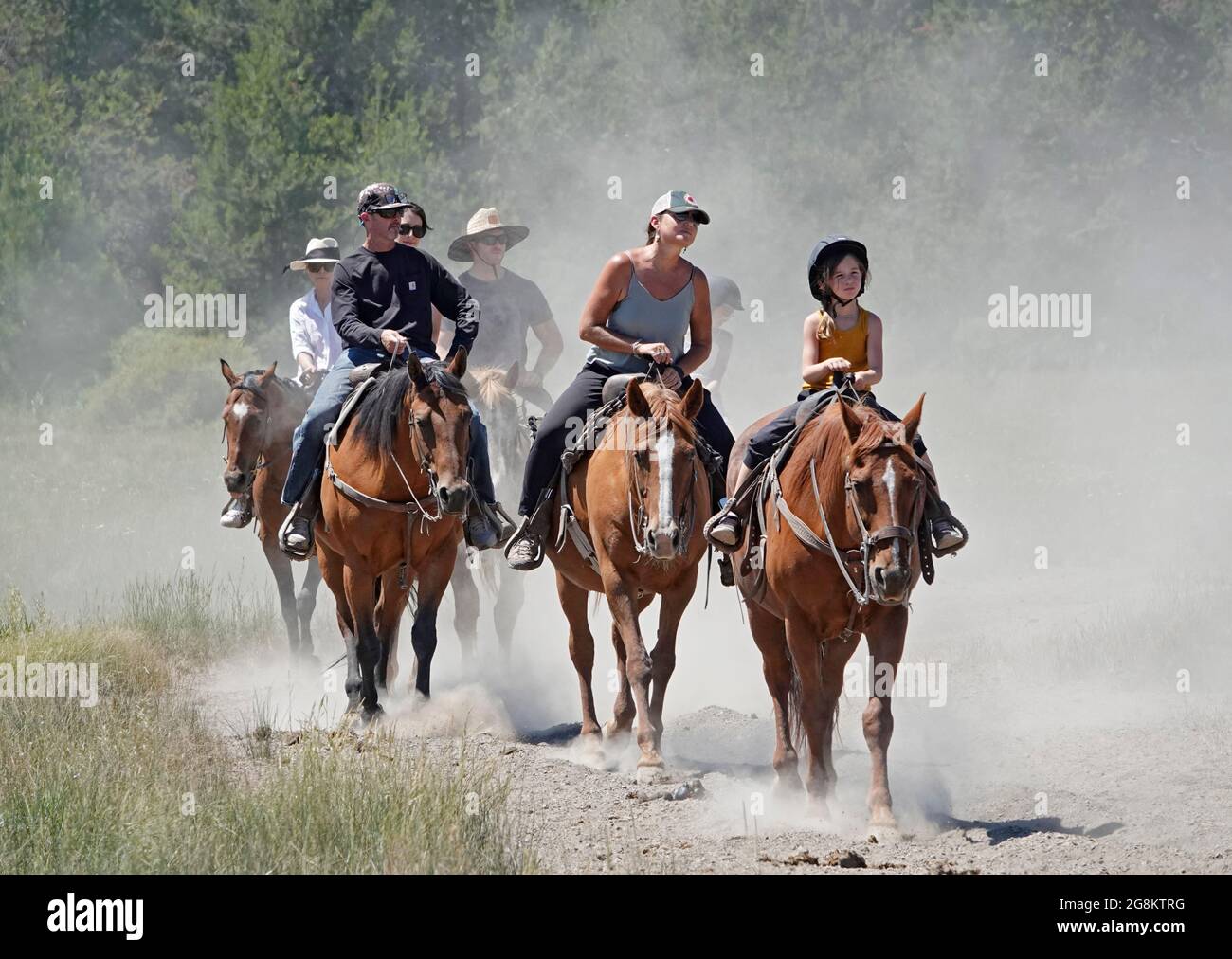 Sommer-Besucher des Sunriver Resort im Zentrum von Oregon auf einer Tour entlang des Deschutes River an den Hängen der Cascade Mountains. Stockfoto