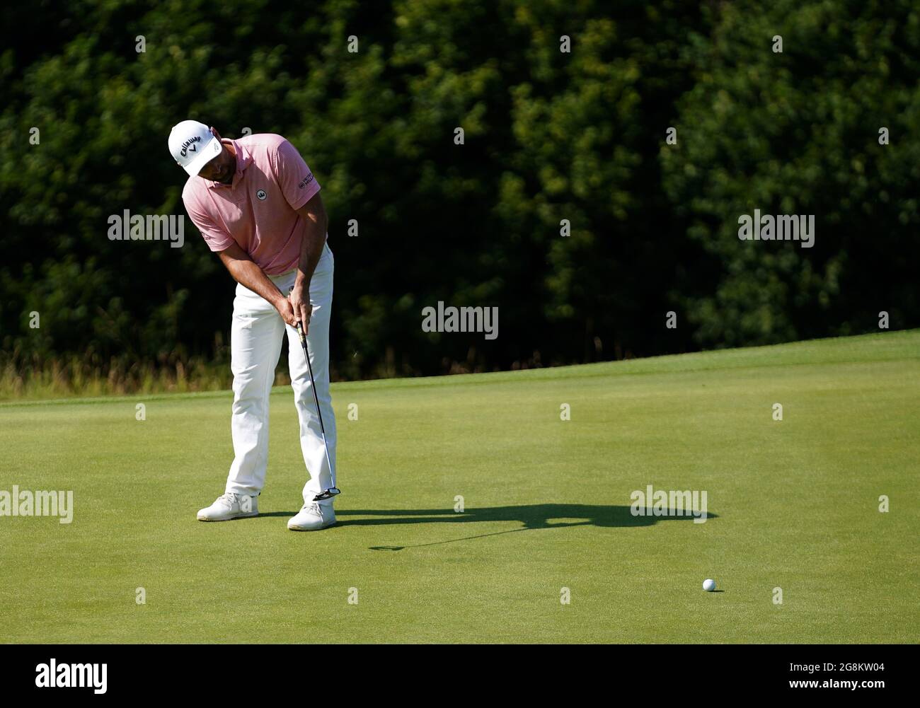 Oliver Wilson legt während des Vorbesichtigungen-Tages bei den Cazoo Wales Open im Celtic Manor Resort auf das 17. Grün. Bilddatum: Mittwoch, 21. Juli 2021. Siehe PA Geschichte GOLF Wales. Bildnachweis sollte lauten: Zac Goodwin/PA Wire. EINSCHRÄNKUNGEN: Die Nutzung unterliegt Einschränkungen. Nur redaktionelle Verwendung, keine kommerzielle Nutzung ohne vorherige Zustimmung des Rechteinhabers. Stockfoto