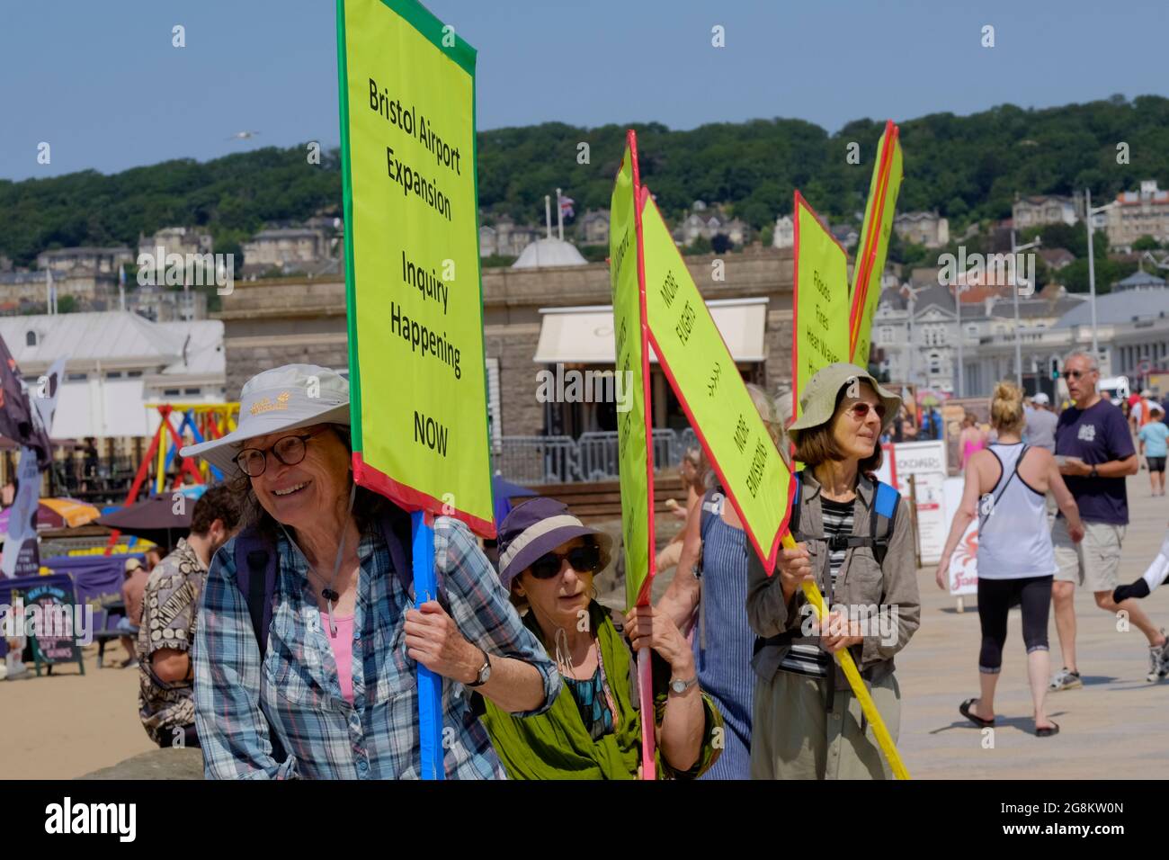 Weston-super-Mare, Somerset, Großbritannien. Juli 2021. Schöner Tag für einen Protest. Die Temperaturen gehen in die hohen Zwanziger Jahre. Die Menschen strömen in die kühle Meeresküste. Kredit: JMF Nachrichten/Alamy Live Nachrichten Stockfoto