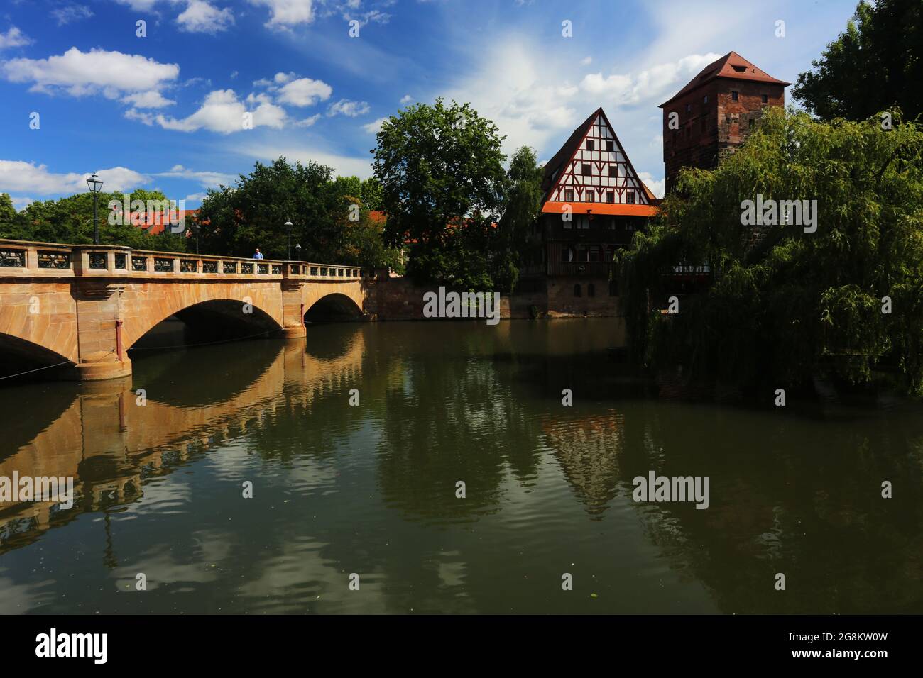Nürnberg Altstadt oder Innenstadt - Ufer des Fluss Pegnitz, mit Brücke und mittelalterlichen Fachwerkhaus Deutschland Stockfoto