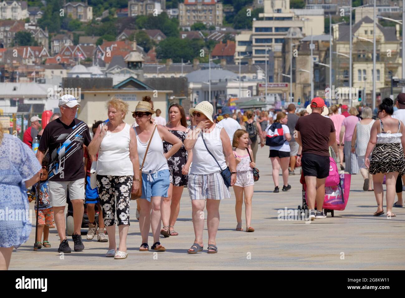 Weston-super-Mare, Somerset, Großbritannien. Juli 2021. Die Temperaturen gehen in die hohen Zwanziger Jahre. Die Menschen strömen in die kühle Meeresküste. Kredit: JMF Nachrichten/Alamy Live Nachrichten Stockfoto