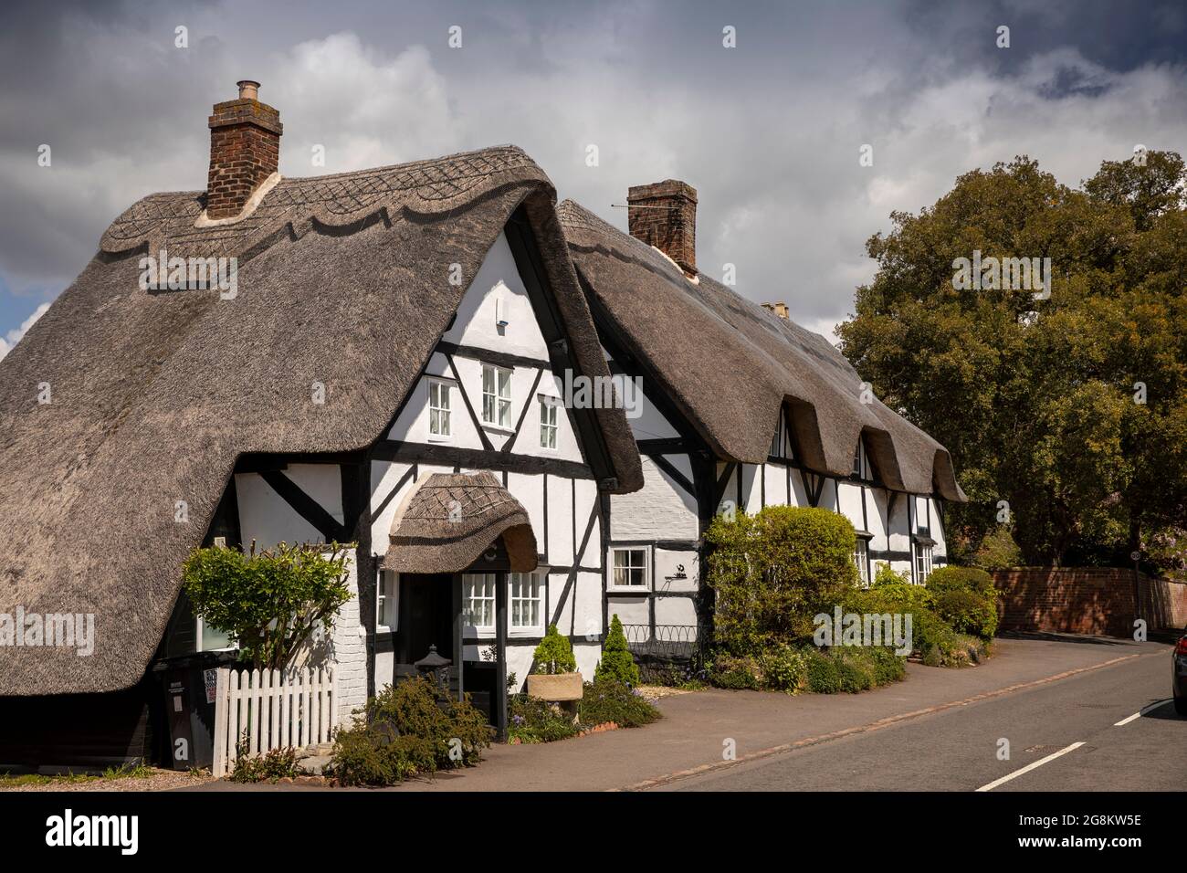 Großbritannien, England, Worcestershire, Cropthorne, Manor Cottage und The Old Post Office, charakterliche reetgedeckte Häuser Stockfoto