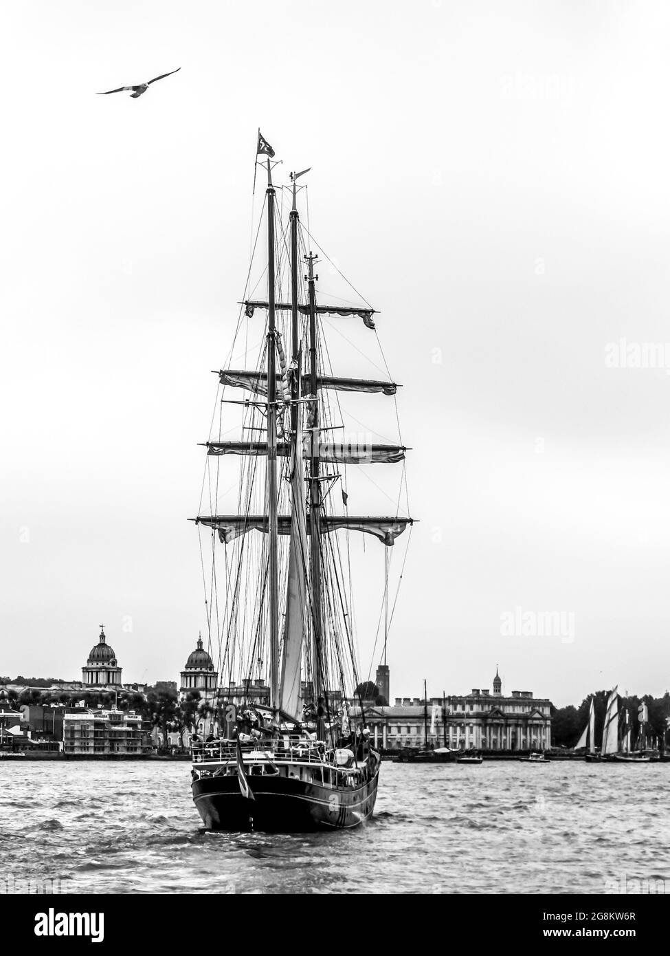 Ein hohes Schiff und Möwe im Flug, in Schwarz und Weiß, in Greenwich an der Themse Stockfoto