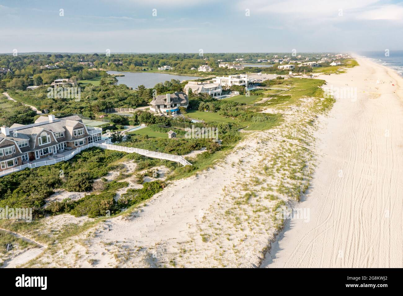 Luftaufnahme der Häuser am Meer auf der Meadow Lane, Southampton, NY Stockfoto