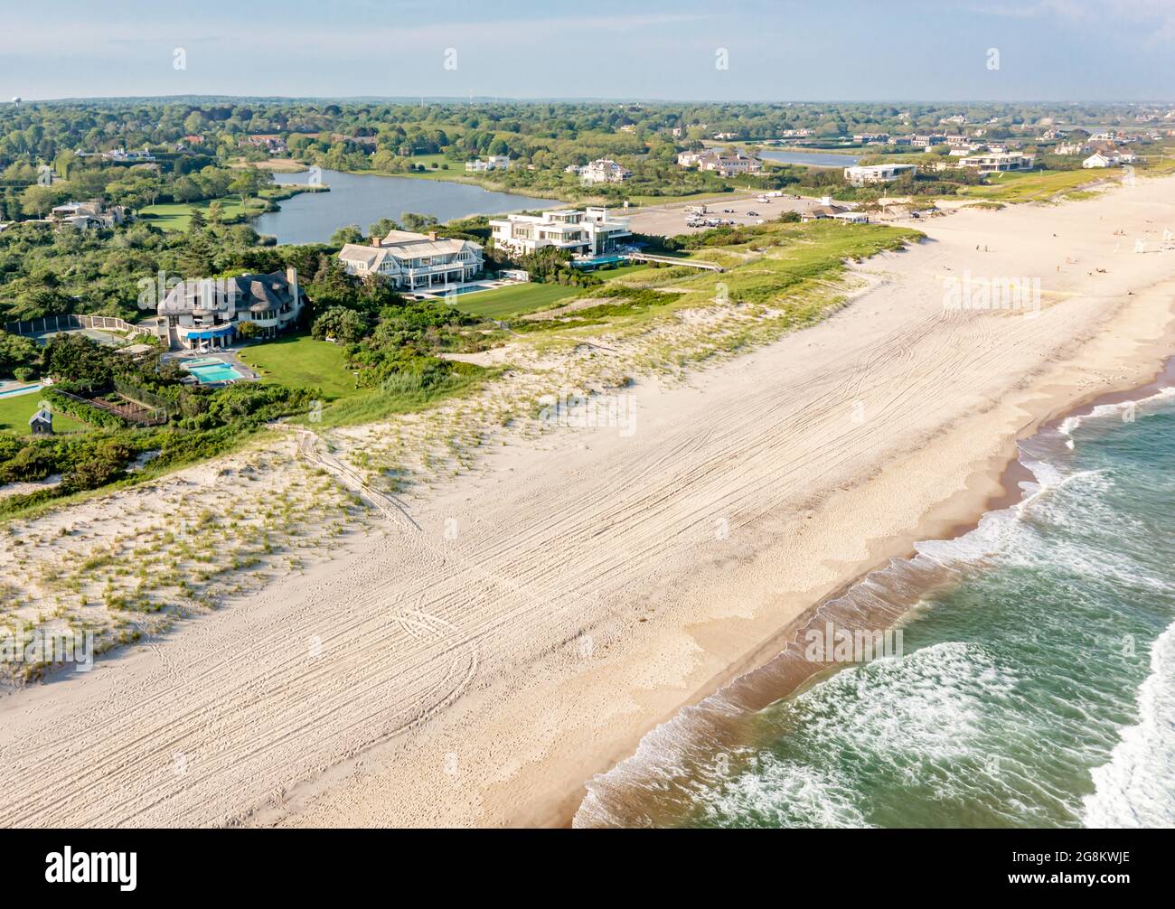 Luftaufnahme der Häuser am Meer auf der Meadow Lane, Southampton, NY Stockfoto