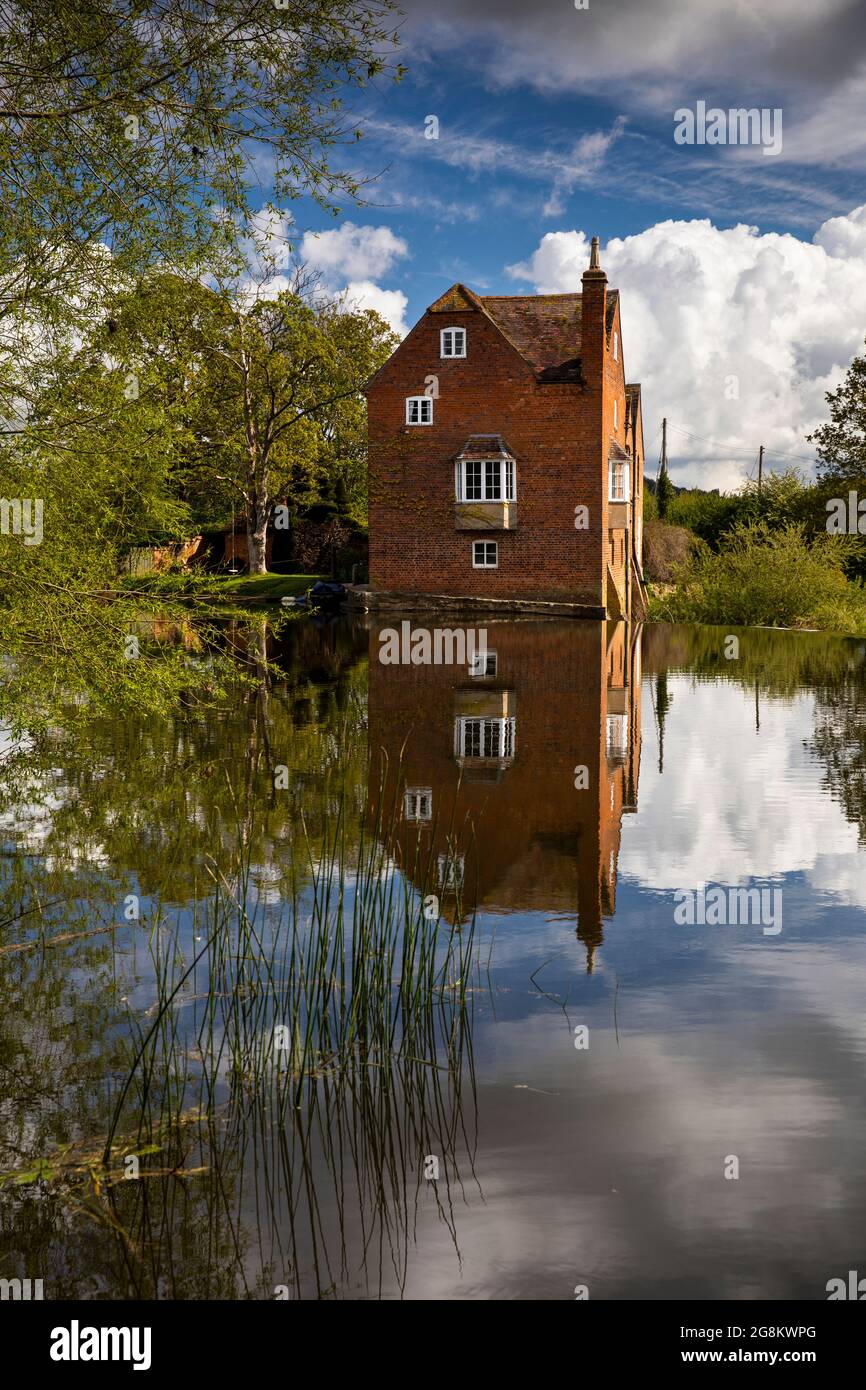 Großbritannien, England, Worcestershire, Fladbury, Cropthorne Mill am Fluss Avon von Wehr Stockfoto
