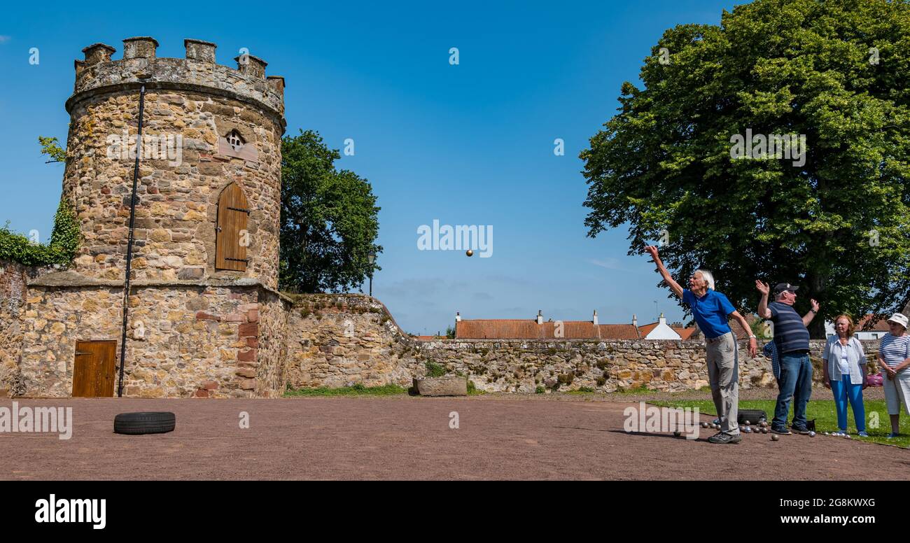 Haddington, East Lothian, Schottland, Großbritannien, 21. Juli 2021. U3A Pétanque SPA Coaching Session: Colin (Monty) und Margaret (Mags) Montgomery, beide SPA (Scottish Pétanque Association) Trainer, bieten an einem der heißesten Tage des Jahres im malerischen Gelände von Lady Kitty’s Garden eine Unterrichtsstunde für den örtlichen Pétanque Club der University of 3rd Age an. Pétanque ist eine Form von Boule, gespielt mit etwas anderen Regeln Stockfoto