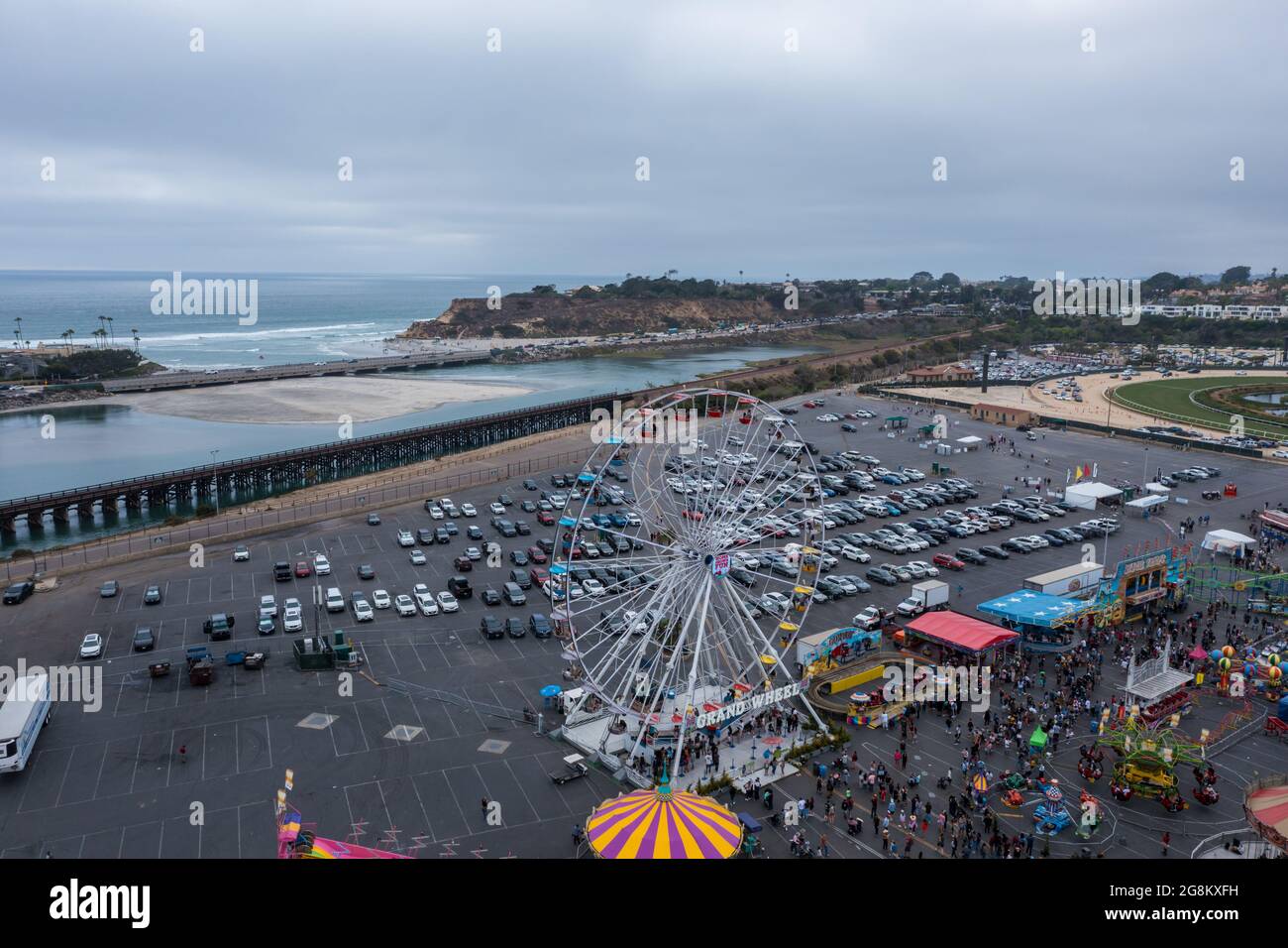 Drohnenaufnahme eines großen Fährenrades auf dem Del Mar Messegelände Stockfoto