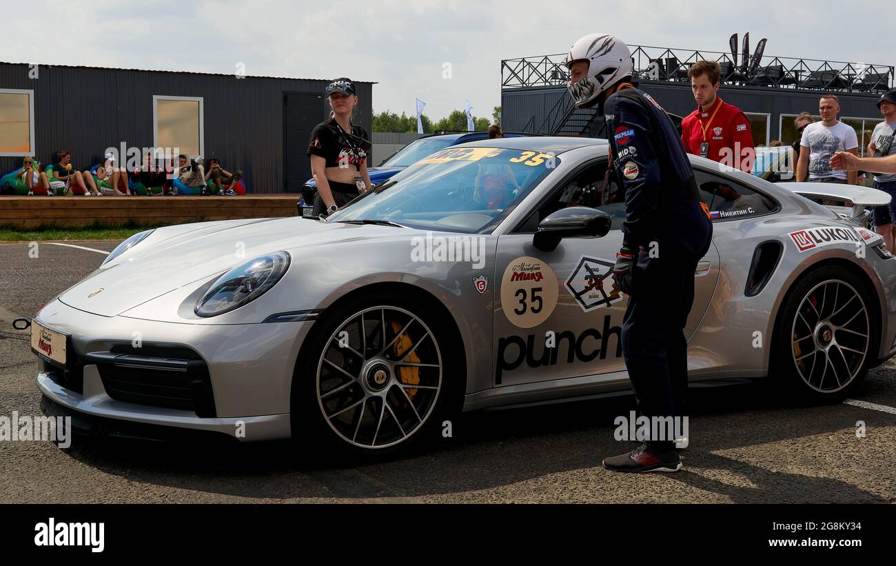 Bykowo, Russland. Juli 2021. Silberner Porsche zum Start des Supersportwagens „Moscow Mile“. Das Supercars-Festival der Moskauer Meile, das von der Moskauer Regierung und dem DSC OFF Youtube-Kanal mit Unterstützung des Moskauer Departements für Verkehr und Straßeninfrastruktur organisiert wurde, fand auf der Rennstrecke Bykovo in der Nähe von Moskau statt. (Foto von Mihail Siergiejevicz/SOPA IMAG/Sipa USA) Quelle: SIPA USA/Alamy Live News Stockfoto