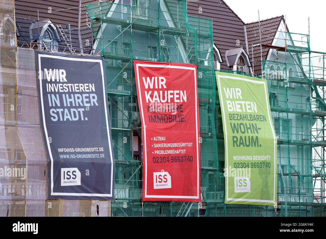 Hagen, 21.7.2021: Banner an der eingerichteten Fassade eines sanierungsbedürftigen Wohnhauses der ISS-Grundbesitz GbR in der Innenstadt von Hagen. Stockfoto