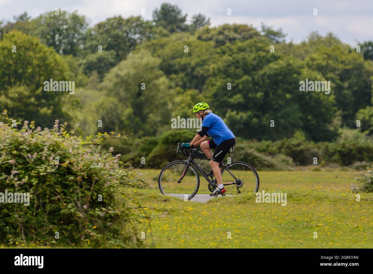 Seniorradfahrer im New Forest, Hampshire, Großbritannien Stockfoto