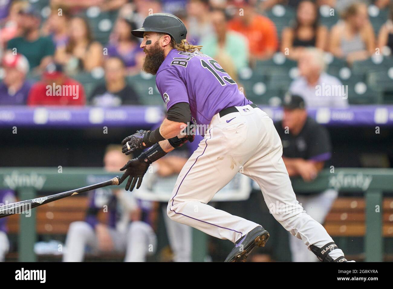 Denver, USA, 21. Juli 2021. 1202021. Juli: Der Colorado Right Fielder Charlie Blackmon (19) bekommt einen Treffer während des Spiels mit den Seattle Mariners und den Colorado Rockies, das im Coors Field in Denver Co. David Seelig/Cal Sport Medi ausgetragen wird Stockfoto