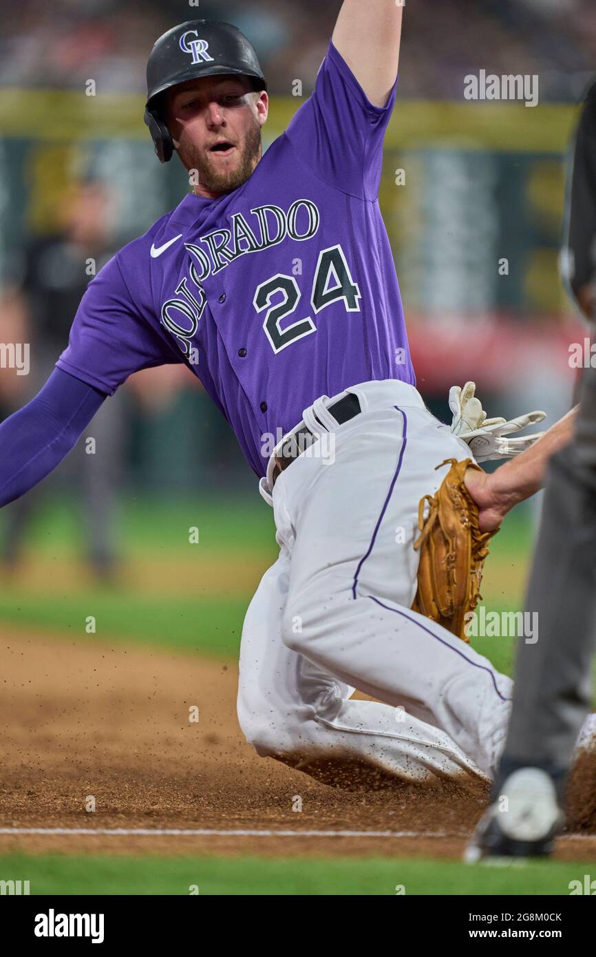 Juli 1202021: Colorado Second Baseman Ryan McMahon (24) rutscht während des Spiels mit den Seattle Mariners und den Colorado Rockies auf dem Coors Field in Denver Co. David Seelig/Cal Sport Medi auf den dritten Platz Stockfoto