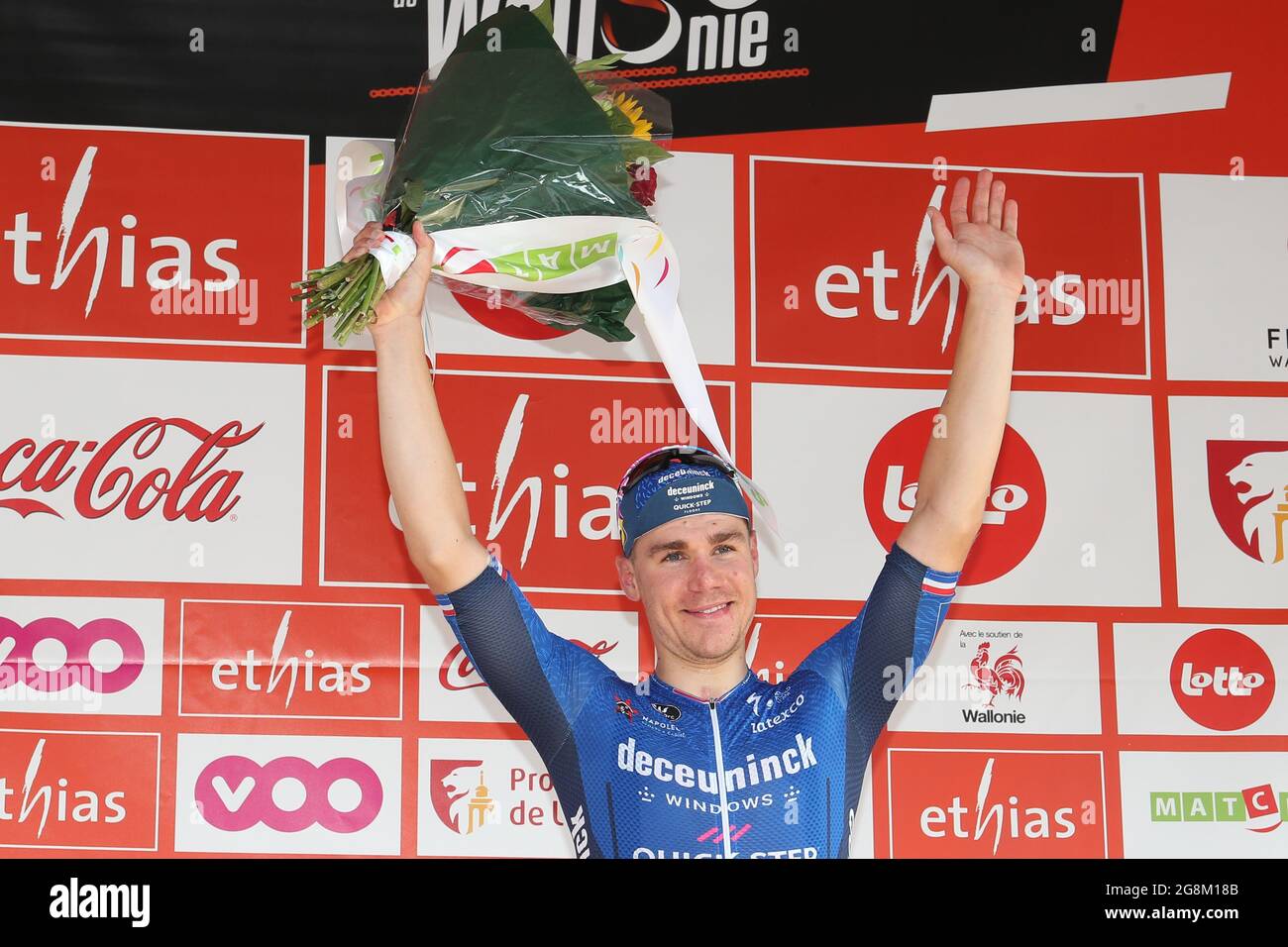 Der Niederländer Fabio Jakobsen von Deceuninck - Quick-Step feiert auf dem Podium nach dem Gewinn der zweiten Etappe des Radrennens Tour De Wallonie, 120 km f Stockfoto