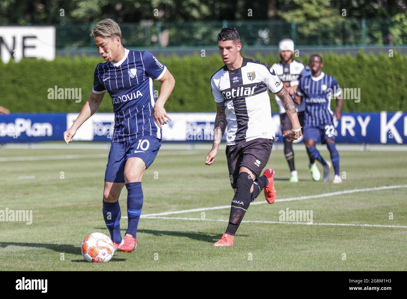 Brixen, Italien. Juli 2021. Fußball: Testspiele, VfL Bochum - FC Parma, von links der Bochumer Takuma Asano im Duell mit Rodrigo Lautaro Valenti aus Parma. Quelle: Tim Rehbein/dpa/Alamy Live News Stockfoto