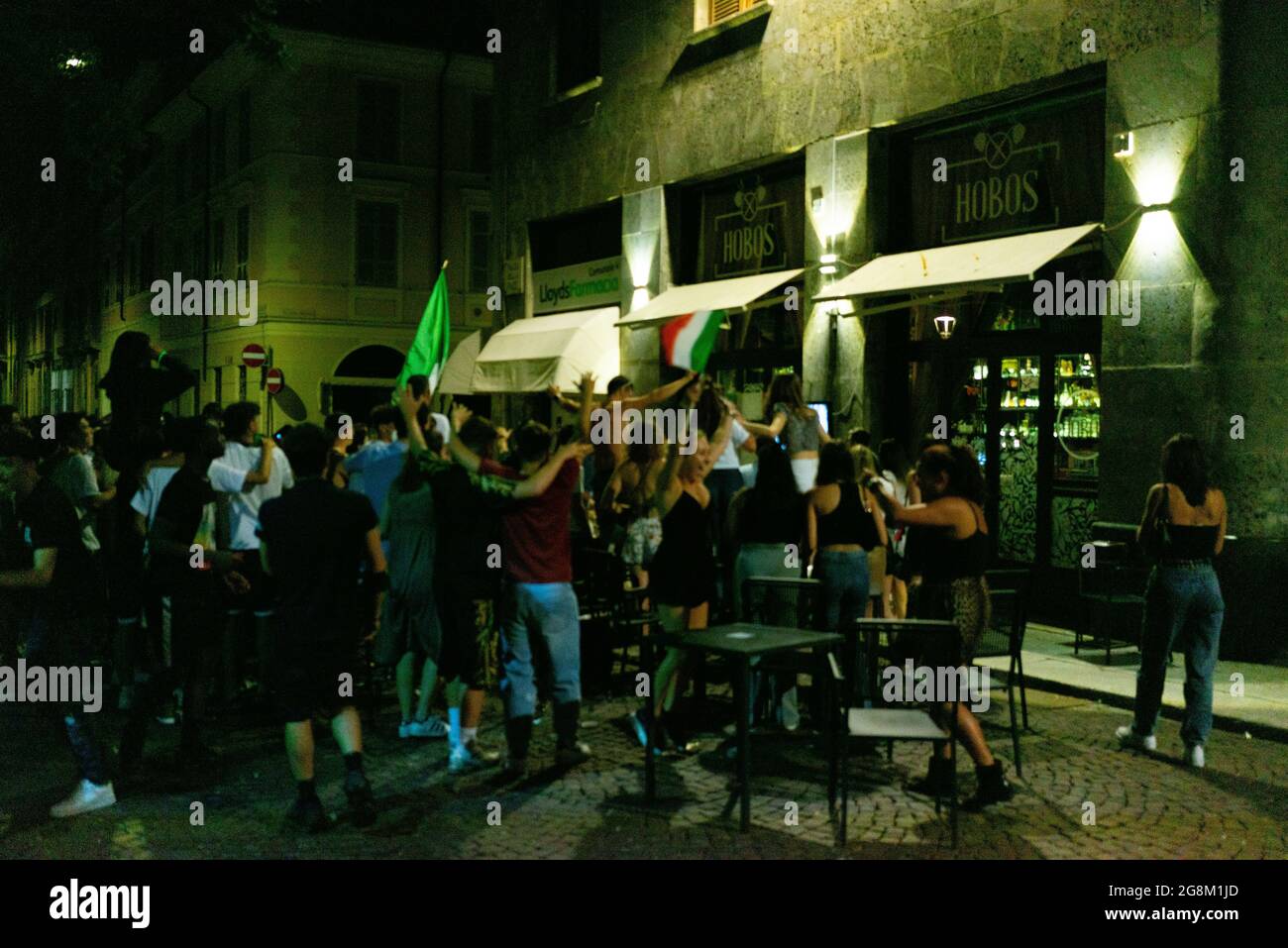 CREMONA, ITALIEN - 11. Jul 2021: Die Fußballfans überfluten die Straßen und feiern den Sieg des Pokals der UEFA 2020-Meisterschaft Stockfoto