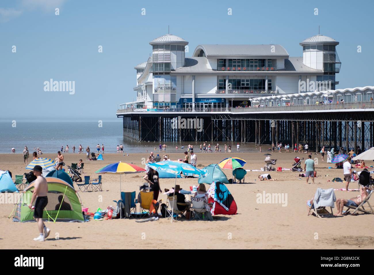 Weston-super-Mare, North Somerset, Großbritannien. Juli 2021. Tausende von Tagesausflüglern besuchen Weston-super-Mare in North Somerset, um zu genießen, was verspricht, b Stockfoto