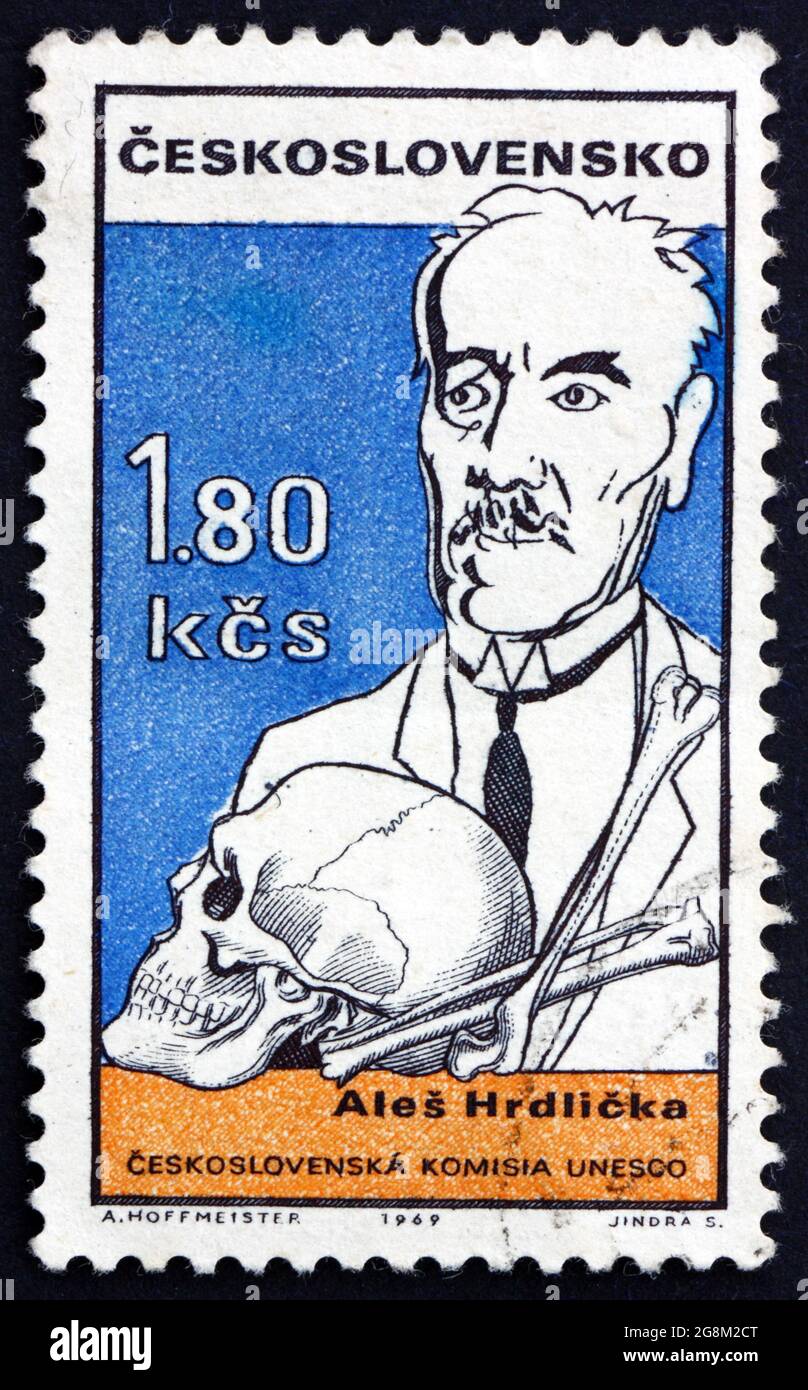 TSCHECHOSLOWAKEI - UM 1969: Eine in der Tschechoslowakei gedruckte Briefmarke zeigt die Karikatur von Ales Hrdlicka (1869-1943), dem in Tschechien geborenen amerikanischen Anthropologen, circ Stockfoto